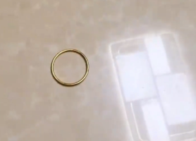 女子将老公送金镯扔地上又响又跳 怀疑真假