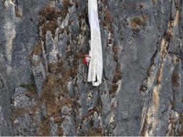 翼装飞行者挂望天崖峭壁5小时获救 无人机助力精准救援