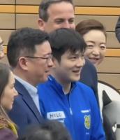 吴敬平说樊振东娘家人来了 总领事现场助力