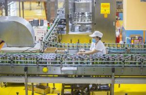 擦边二十年的椰树 这次翻车不冤 开放日再现争议广告