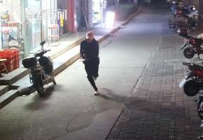 边付款边开溜，男子在多家便利店偷香烟被抓！