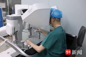 医生联手机器人完成高难度手术 国产分体机器人显神威