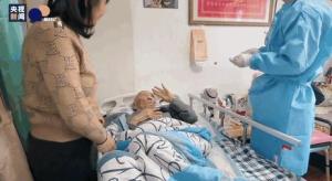 90后小伙走进5000个老人的房间 上门护理传递温暖