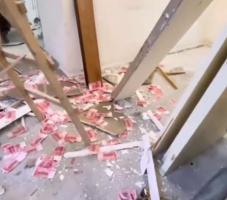 男子谈从吊顶里拆出2万现金 意外发现归还失主