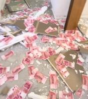 男子翻新亲戚房屋掉出2万现金 意外发现归还失主