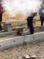 街头多次踢踹幼女老太为亲外婆 情绪失控引关注
