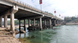 男子江中裸泳30天市民建议穿条裤衩 一个月尴尬不断