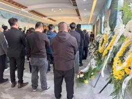 45岁男子驾车时突发心梗离世 亲友百人含泪送别