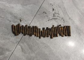 男子挖出亡父曾埋的31枚雷管上交警方 意外发现遗留“老古董”