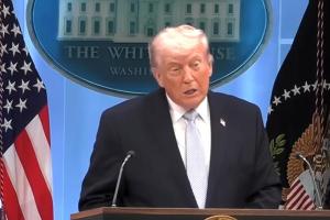 美国搜救行动遭泄密？特朗普威胁记者：交出信源，否则就坐牢 媒体自由受威胁