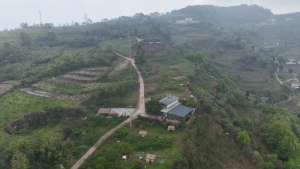 73岁骑友抄近路摔倒身亡 多方回应 乡村道路安全管理引热议