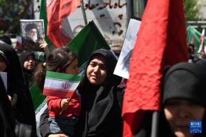 伊朗数万民众走上街头悼念哈梅内伊 缅怀领袖反对外部强权