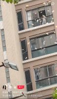 网传汕头一小区有人撒100多万港币 居民争抢飘落钱币