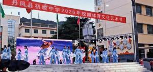 学生网购演出服后退货各方发声 诚信争议引关注