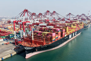 记者谈首季经济｜在港口触摸中国外贸新脉动