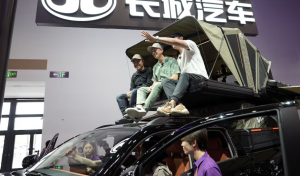 欧美网红博主飞到北京看车展 揭秘中国高科技汽车魅力