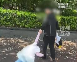 男子拽着俩孩子胳膊疯狂转圈 危险动作引担忧