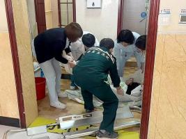 24岁女子在医院厕所意外分娩 母子平安脱险