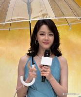 迪丽热巴现身南京雨中撑伞淡雅高级 清纯优雅并存