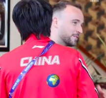 王楚钦出行偶遇高茨，两人笑着互相拥抱