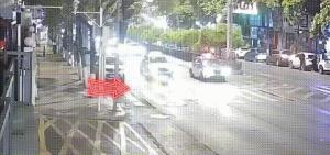 外卖员遭遇“开门杀”被撞飞数十米 警惕致命风险