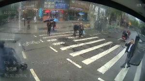 公交司机礼让斑马线行人致谢 文明举动温暖人心