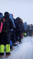 四姑娘山大雪难挡“冲顶大军” 雪山排队成奇观