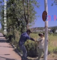 孩子横穿马路爸爸立刻送他完整童年 同时向司机不停道歉