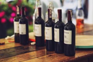 5元红酒卖断货 便宜红酒让年轻人上头 低价微醺成新宠