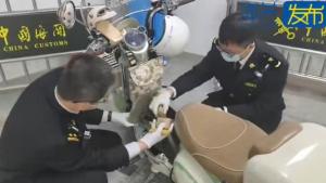 旅客用电动车藏匿珍珠入境被查 价值273万珍珠被截获
