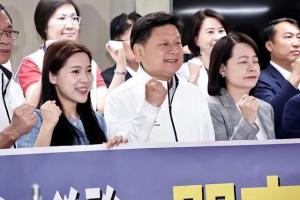 邱毅谈台通过7800亿新台币军购条例 蓝白联手限缩项目