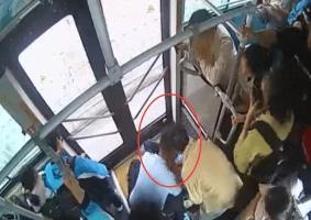 乘客突发晕厥公交司机伸援手 紧急改道送医获赞
