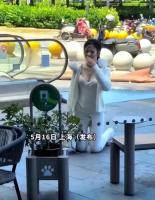 男子遇女子当面下跪淡定玩手机 冷暴力引发热议
