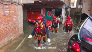 贵州消防紧急救援14名被困群众 强降雨引发险情