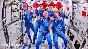 第八次“太空會(huì)師”！“全家?！鄙闲?！