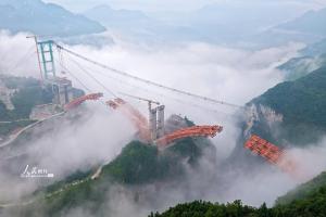 贵州六盘水：安盘高速公路六车河特大桥建设正酣