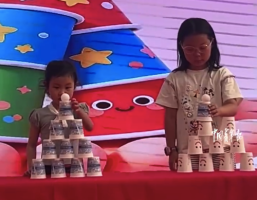 小孩姐叠纸杯不按套路出牌赢比赛 网友：这小脑袋太聪明了，懂得变通