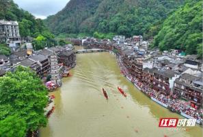 凤凰古城举行端午传统龙舟赛 明星助阵民俗狂欢