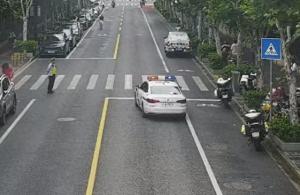 考生中考开卷考试忘带书 民警帮忙 警民接力送书