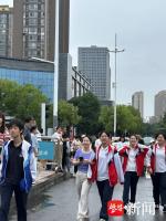南京中考考场外这一幕幕很暖心 加油声此起彼伏