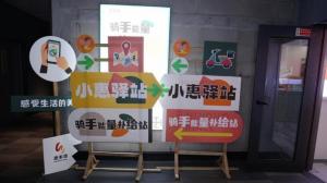 女生帮车主拿走挡路交通锥 不经意善举温暖人心