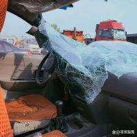 路人车内拍摄车祸结果自己被撞了 分心驾驶的警示