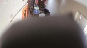 男子潜入住宅楼翻搜业主鞋柜 物业回应引发争议