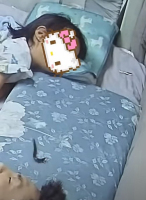 爸带娃熟睡时巨型蜈蚣爬娃枕头，太后怕！