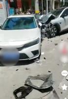 女子被卷入车底 群众抬车救人 路人合力救援展现温情