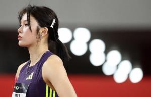 几乎全程碾压吴艳妮林雨薇，莫家蝶最后19米摔倒是偶然还是必然｜棱镜 跨栏失误成转折点