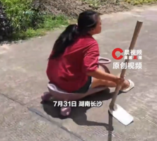 脑瘫女子巧用溜溜车代步：腰痛坐它舒服，要快乐生活