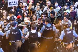美国加州一加油站突发枪击案！美国警察为何“战术失明”？