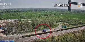 货车高速制动失灵 交警护航化险为夷