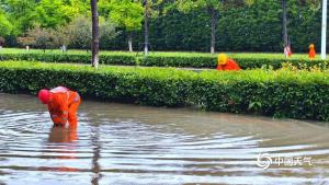台风带来降水 江沪部分地区出现积水 风雨影响市民出行